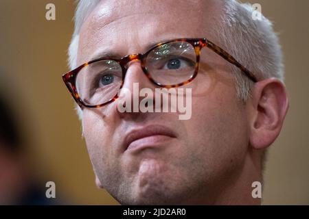 La gente del pubblico guarda un video sul grande schermo il terzo giorno della United States House Select Committee per indagare sull'attacco del 6th gennaio all'udienza del Campidoglio degli Stati Uniti a Capitol Hill a Washington, DC il 16 giugno 2022. Credit: Rod Lammey/CNP /MediaPunch Foto Stock