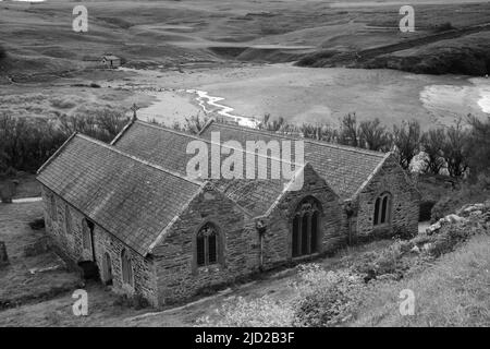 St Wynwallow, la chiesa del 12th al 15th secolo sulla spiaggia di Church Cove, Gunwalloe, Cornovaglia Foto Stock