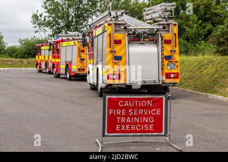 Bandon, West Cork, Irlanda. 17th giugno 2022. Quindici addetti ai servizi antincendio hanno partecipato oggi alla formazione sulle pompe portatili presso il fiume Bandon. Le reclute, provenienti da varie stazioni intorno alla contea di Cork e il resto del paese, hanno utilizzato l'acqua del fiume come parte della loro pompa di formazione. Credit: AG News/Alamy Live News Foto Stock