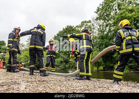 Bandon, West Cork, Irlanda. 17th giugno 2022. Quindici addetti ai servizi antincendio hanno partecipato oggi alla formazione sulle pompe portatili presso il fiume Bandon. Le reclute, provenienti da varie stazioni intorno alla contea di Cork e il resto del paese, hanno utilizzato l'acqua del fiume come parte della loro pompa di formazione. Credit: AG News/Alamy Live News Foto Stock