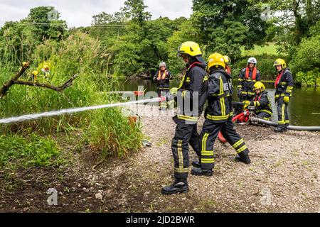 Bandon, West Cork, Irlanda. 17th giugno 2022. Quindici addetti ai servizi antincendio hanno partecipato oggi alla formazione sulle pompe portatili presso il fiume Bandon. Le reclute, provenienti da varie stazioni intorno alla contea di Cork e il resto del paese, hanno utilizzato l'acqua del fiume come parte della loro pompa di formazione. Credit: AG News/Alamy Live News Foto Stock