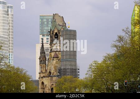 La Chiesa commemorativa dell'Imperatore Guglielmo a Breitscheidplatz a Berlino da Tauentzien Street, Berlino, Germania, 1.5.22 Foto Stock