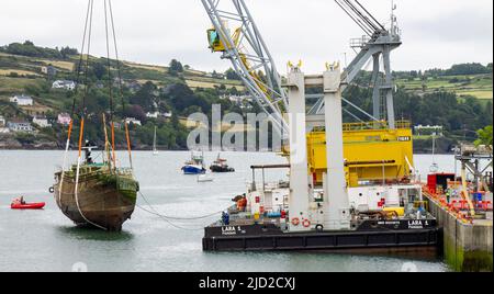 Naufragio in fase di sollevamento sul ponte di Lara 1 della nave con gru galleggiante, molo Union Hall, West Cork, Irlanda Foto Stock