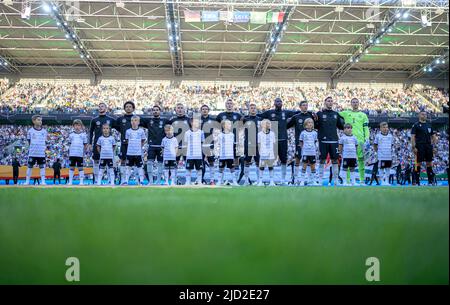 Team GER durante l'inno, da sinistra a destra Timo WERNER (GER), Leroy SANE (GER), lkay GUENDOGAN (GÃ ndogan) (GER), David RAUM (GER), Jonas HOFMANN (GER), Lukas KLOSTERMANN (GER), Joshua KIMMICH (GER), Antonio RUEDIGER (RÃ diger) (GER), Thomas MUELLER (MÃ ller) (GER), Niklas SUELE (SÃ le) (GER), goalwart Manuel NEUER (GER) calcio UEFA Nations League, incontro 4, Germania (GER) - Italia (ITA) 5: 2, il 14th giugno 2022 a Borussia Monladchengbach/Germania. Â Foto Stock