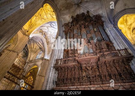 L'organo splendidamente artigianale nella Cattedrale di Siviglia, Siviglia, Spagna Foto Stock