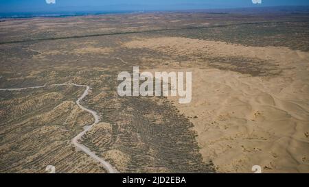 (220617) -- YINCHUAN, 17 giugno 2022 (Xinhua) -- Foto aerea scattata il 15 giugno 2022 mostra una vista della riserva ecologica nazionale di Baijitan di Lingwu, regione autonoma di Ningxia Hui nella Cina nord-occidentale. Grazie a tre generazioni di sforzi dedicati per il controllo della sabbia, è stata creata un'oasi di 42.000 ettari nella riserva ecologica nazionale di Baijitan di Lingwu, sul bordo sud-ovest del vasto deserto di Maowu. L'oasi è diventata ora un'importante barriera protettiva per il sistema ecologico nella Cina nord-occidentale. Per controllare efficacemente il deserto, la gente del posto si è dedicata allo sviluppo Foto Stock