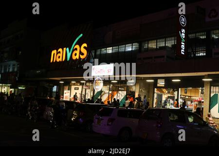 Le auto sono parcheggiate sul lato anteriore di una filiale del Naivas Supermarket, una delle più grandi catene di vendita al dettaglio del Kenya, aperta 24 ore su 24, nel quartiere commerciale di Nakuru. Il costo della vita è aumentato astronomicamente a causa di un aumento del costo globale del greggio con un tasso di inflazione pari al 7,1%, come registrato nel mese di maggio 2022, un massimo di 27 mesi rispetto al 2020 febbraio 7,2, il%. I costi della maggior parte dei beni di consumo sono più che raddoppiati, mettendo a dura prova una sezione trasversale dei keniani. (Foto di James Wakibia / SOPA Images/Sipa USA) Foto Stock