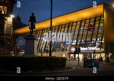 Queen Street, a Glasgow, Scozia, 11 aprile 2022. N55°51,692' W4°15,058' Foto Stock