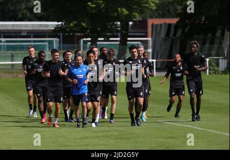 Charleroi, Belgio. 17th giugno 2022. I giocatori di Charleroi e l'allenatore fisico di Charleroi Frederic Renotte hanno illustrato durante una sessione di allenamento in vista della stagione 2022-2023, della squadra di calcio belga di prima divisione Sporting Charleroi, venerdì 17 giugno 2022 a Charleroi. BELGA PHOTO VIRGINIE LEFOUR Credit: Belga News Agency/Alamy Live News Foto Stock