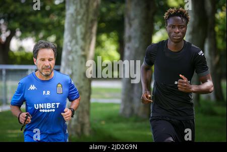 Charleroi, Belgio. 17th giugno 2022. L'allenatore fisico di Charleroi Frederic Renotte e Youssouph Badji di Charleroi hanno illustrato durante una sessione di allenamento in vista della stagione 2022-2023, della squadra di calcio belga di prima divisione Sporting Charleroi, venerdì 17 giugno 2022 a Charleroi. BELGA PHOTO VIRGINIE LEFOUR Credit: Belga News Agency/Alamy Live News Foto Stock