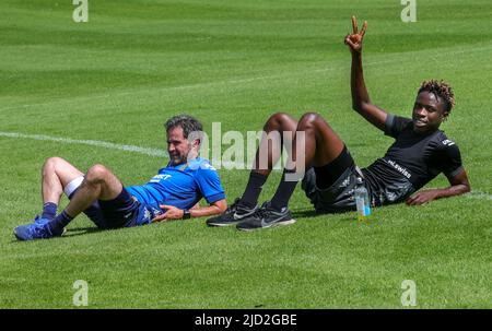 Charleroi, Belgio. 17th giugno 2022. L'allenatore fisico di Charleroi, Frederic Renotte e Youssouph Badji di Charleroi, raffigurato dopo una sessione di allenamento in vista della stagione 2022-2023, della squadra di calcio belga di prima divisione Sporting Charleroi, venerdì 17 giugno 2022 a Charleroi. BELGA PHOTO VIRGINIE LEFOUR Credit: Belga News Agency/Alamy Live News Foto Stock