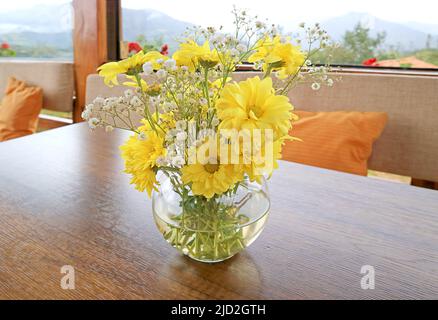 Fiori dai colori vivaci in vaso di vetro sulla terrazza dell'altopiano peruviano Foto Stock