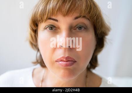 Bella Donna matura Headshot con capelli corti Foto Stock