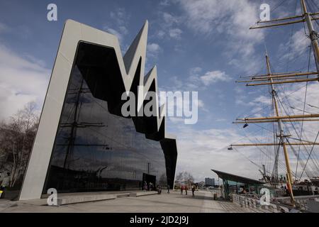 Riverside Museum (museo dei trasporti), progettato dall'architetto Zaha Hadid, e l'alta nave Glenlee, sulle rive del fiume Clyde, a Glasgow, Scozia, 6 aprile 2022. Foto Stock