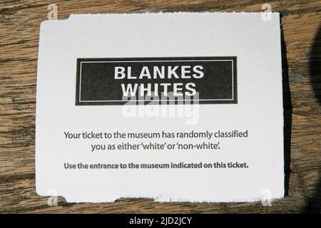 Biglietti d'ingresso discriminatori per il Museo dell'Apartheid, Johannesburg, Gauteng, Sudafrica. Foto Stock