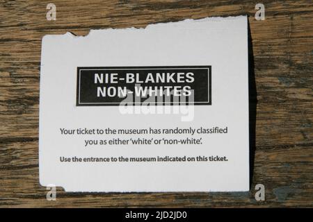 Biglietti d'ingresso discriminatori per il Museo dell'Apartheid, Johannesburg, Gauteng, Sudafrica. Foto Stock