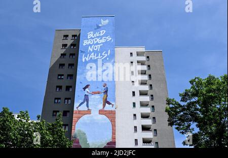 Berlino, Germania. 17th giugno 2022. "Costruire ponti, non muri" è scritto su un murale presentato per celebrare la Giornata Mondiale del Rifugiato il 20 giugno 2022. Credit: Britta Pedersen/dpa/Alamy Live News Foto Stock