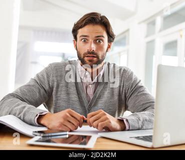 L'inferno fa che cosa prende per ottenere il lavoro fatto. Un bel uomo d'affari che lavora sul suo laptop. Foto Stock