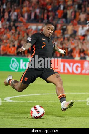 Steven Bergwijn dei Paesi Bassi durante la partita della UEFA Nations League, League A, Group 4 tra Paesi Bassi e Galles il 11 giugno 2022 al Feijenoord De Kuip Stadium di Rotterdam, Olanda Foto di SCS/Soenar Chamid/AFLO (HOLLAND OUT) Foto Stock