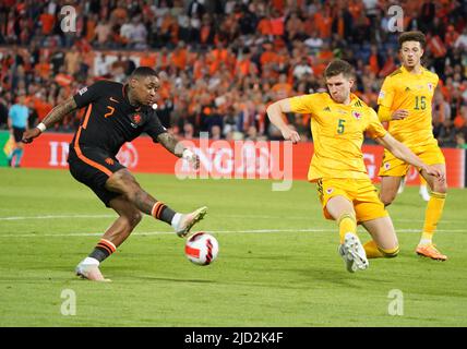 Steven Bergwijn dei Paesi Bassi vs Chris Mepham del Galles durante la partita della UEFA Nations League, League A, Group 4 tra Paesi Bassi e Galles il 11 giugno 2022 al Feijenoord De Kuip Stadium di Rotterdam, Paesi Bassi Foto di SCS/Soenar Chamid/AFLO (HOLLAND OUT) Foto Stock