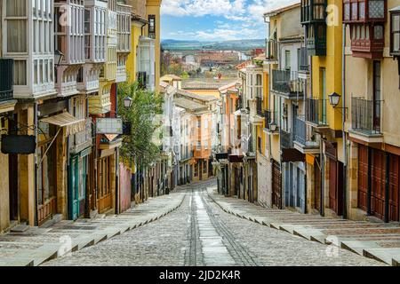 Famosa strada di Zamora in Spagna con case colorate e balconi tipici. Castilla Leon. Foto Stock