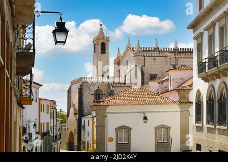 Vista panoramica della città di Evora in Portogallo, un sito patrimonio dell'umanità. Foto Stock