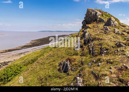 Guardando a est da Sand Point sul canale di Bristol con Clevedon sullo sfondo, Somerset, Inghilterra Foto Stock