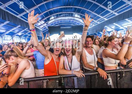 Landgraaf, Belgio. 17th giugno 2022. 2022-06-17 14:32:37 LANDGRAAF - Fans di Antoon durante il primo giorno del festival di musica Pinkpop. ANP MARCEL VAN HOORN netherlands out - belgium out Credit: ANP/Alamy Live News Foto Stock