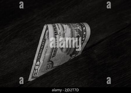 banconota da 50 dollari su tavola di legno, da vicino. Foto Stock