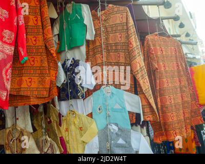 Pushkar, Rajasthan India - 4 novembre 2019 : mercato locale di strada che vende i panni, le t-shirt, l'abito e i vestiti, il tensore appeso nel negozio. Foto Stock