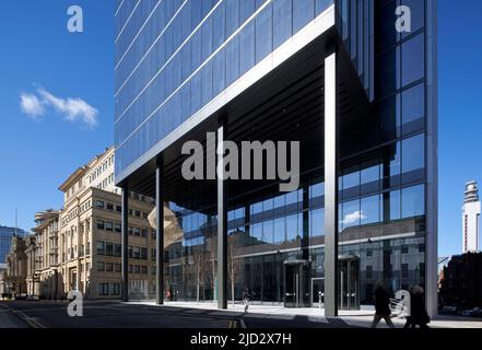 Vista sulla strada. 103 Colmore Row, Birmingham, Regno Unito. Architetto: Doone Silver Kerr, 2022. Foto Stock