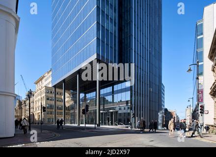 Vista sulla strada. 103 Colmore Row, Birmingham, Regno Unito. Architetto: Doone Silver Kerr, 2022. Foto Stock