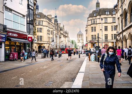 Oxford Town Center guardando da Cornmarket Street attraverso la High Street verso St Aldgate's con Tom Tower of Christ Church in lontananza Inghilterra Foto Stock