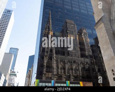 Riflesso della Cattedrale di San Patrizio in uno dei suoi edifici circostanti. Foto Stock