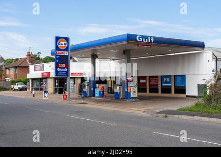Woodbridge Suffolk Regno Unito Maggio 17 2022: Stazione di servizio Gulf che ha un negozio di convenienza Spar situato sul posto. I prezzi del carburante sono in aumento a causa di questioni globali Foto Stock