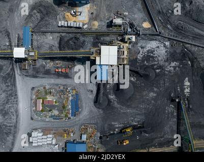 Cava mineraria con scavo Open Pit per attrezzature speciali pesanti. Miniera di Dolomiti. Vista dall'alto. Vista dall'alto di Industrial Place. Foto Stock