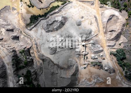 Vista aerea delle terrazze industriali sulla miniera di minerali. Estrazione di opencast. Vista con droni dall'alto. Foto Stock