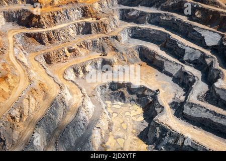 Vista aerea delle terrazze industriali sulla miniera di minerali. Estrazione di opencast. Vista con droni dall'alto. Foto Stock