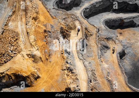 Vista aerea delle terrazze industriali sulla miniera di minerali. Estrazione di opencast. Vista con droni dall'alto. Foto Stock
