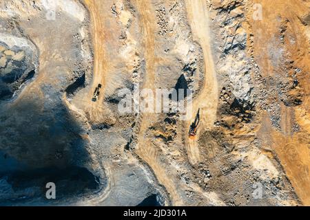 Vista aerea delle terrazze industriali sulla miniera di minerali. Estrazione di opencast. Vista con droni dall'alto. Foto Stock