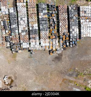 Stoccaggio illegale di rifiuti domestici solidi, bottiglie di plastica e sacchetti per rifiuti. Inquinamento di terra. Vista dall'alto dell'antenna. Foto Stock