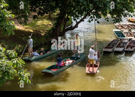 Oxford, 17th giugno 2022. La gente prende al fiume Cherwell vicino al ponte Magdalen per rinfrescarsi su quello che probabilmente sarà il giorno più caldo del 2022 fino ad ora, regolato a 30°C. Foto Stock