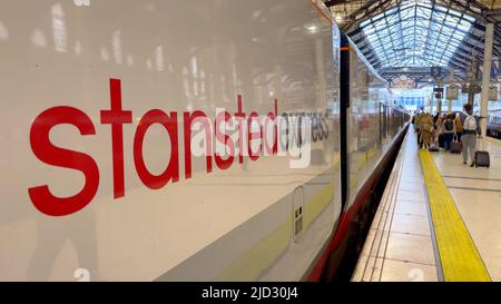 Treno Stansted Express in arrivo a London Liverpool Street - LONDON, UK - 9 GIUGNO 2022 Foto Stock