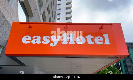 EasyHotel - il famoso hotel economico chaiin - LONDRA, Regno Unito - 9 GIUGNO 2022 Foto Stock