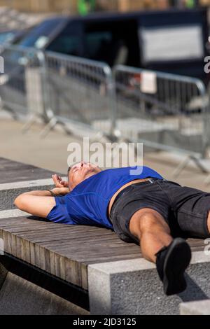 Halifax. West Yorkshire, Regno Unito. 16th giugno 2022. Meteo Regno Unito. Un uomo prende una pausa al sole nella Piece Hall, Halifax, come il palco per la prossima serie di eventi musicali inizia Domenica 19th con Jessie Ware. Credit: Windmill Images/Alamy Live News Foto Stock