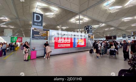 Terminal principale dell'aeroporto di Stansted - LONDRA, Regno Unito - 9 GIUGNO 2022 Foto Stock