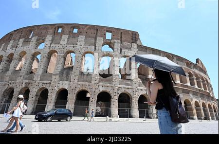 Roma, Italia. 17th giugno 2022. Una donna ripara dal sole con ombrello durante il caldo al Colosseo di Roma, 17 giugno 2022. Credit: Alberto Lingria/Xinhua/Alamy Live News Foto Stock