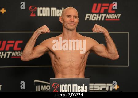 AUSTIN, TEXAS, AUSTIN, TEXAS, STATI UNITI. 17th giugno 2022. AUSTIN, TX - GIUGNO 17: Donald Cerrone fa scalini sulla scala per il pesato ufficiale al Moody Center per la notte di combattimento UFC - Kattar vs Emmett il 17 Giugno 2022 ad AUSTIN, TX, Stati Uniti. (Credit Image: © Louis Grasse/PX Imagens via ZUMA Press Wire) Foto Stock