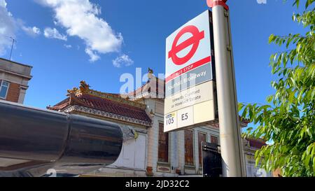 Fermata dell'autobus Southall Broadway a Londra - LONDRA, Regno Unito - 9 GIUGNO 2022 Foto Stock