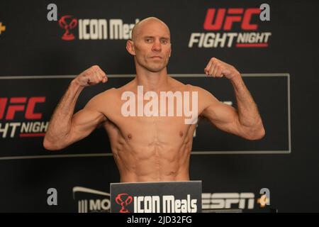 AUSTIN, TEXAS, AUSTIN, TEXAS, STATI UNITI. 17th giugno 2022. AUSTIN, TX - GIUGNO 17: Donald Cerrone fa scalini sulla scala per il pesato ufficiale al Moody Center per la notte di combattimento UFC - Kattar vs Emmett il 17 Giugno 2022 ad AUSTIN, TX, Stati Uniti. (Credit Image: © Louis Grasse/PX Imagens via ZUMA Press Wire) Foto Stock